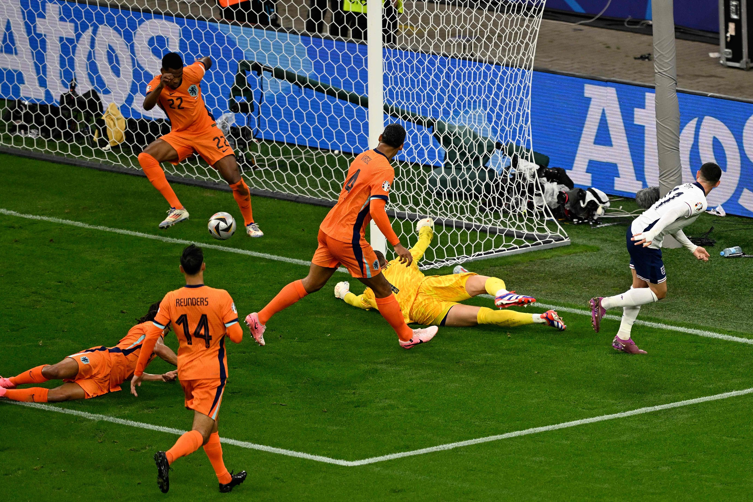 英格兰翻盘西班牙，佩德里点燃赛场的简单介绍